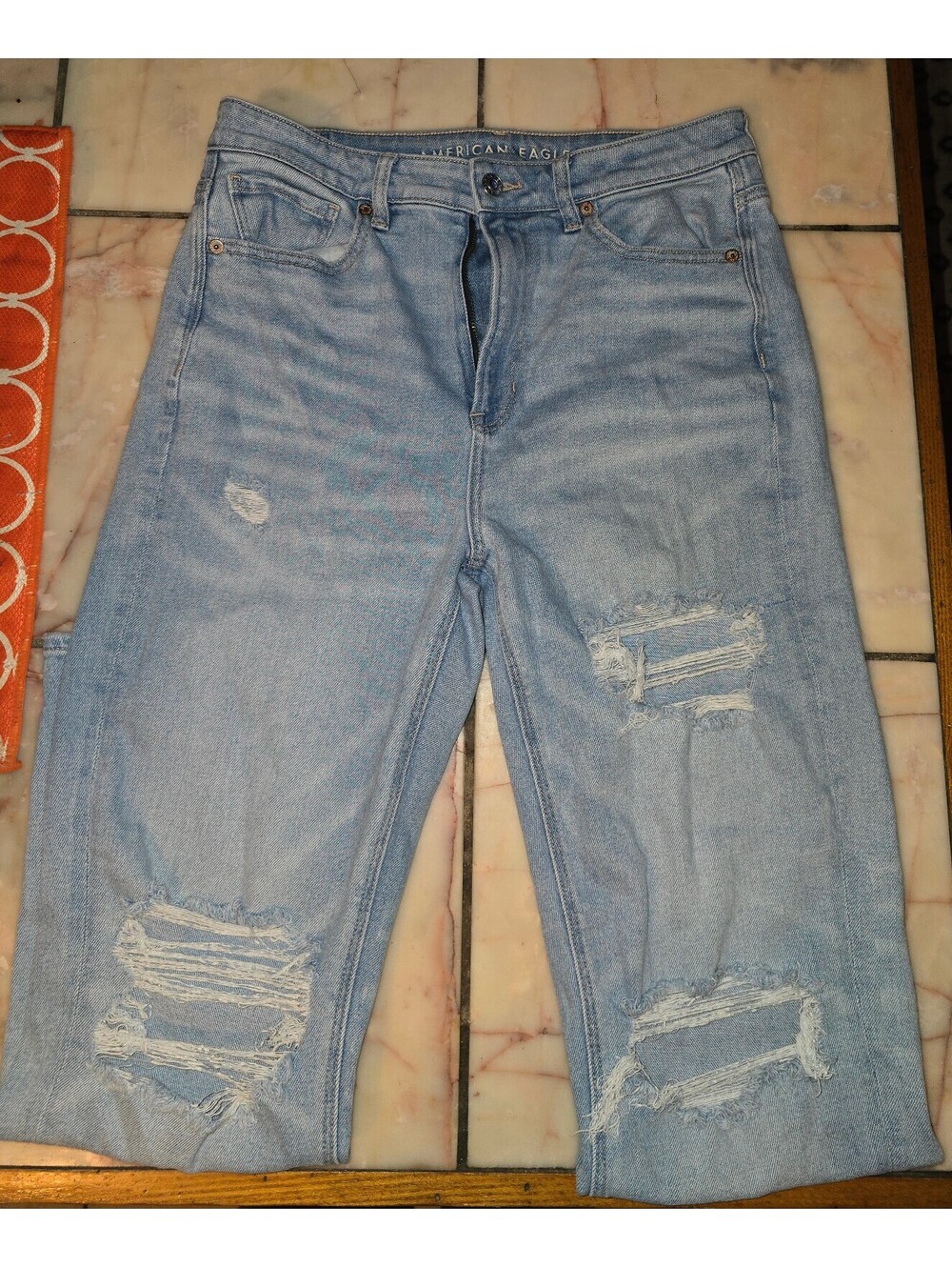 American Eagle High-Waisted Mom Straight Distressed Light Wash Jeans Sz 10